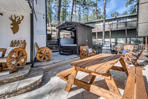 Hot Tub, 5 Mi to Winter Park! Woodsy Ruidoso Abode House in Ruidoso