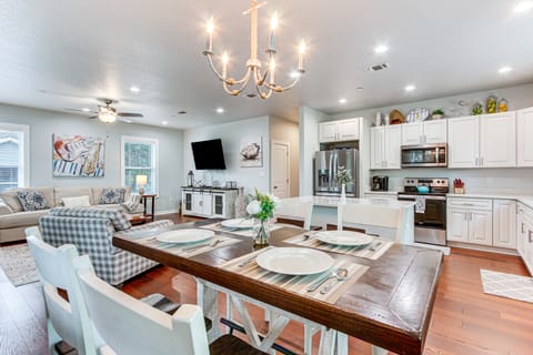 Steps to Sand! Family-Friendly Long Beach Escape House in Long Beach