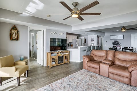 ‘Harbour Horizon’ Gem: 1 MM Main Channel, 2 Pools Apartment in Lake of the Ozarks