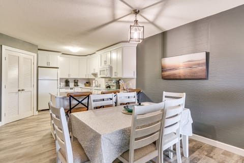 Steps to Sand! Retreat w/ 2 Pools in Hilton Head Apartment in South Forest Beach