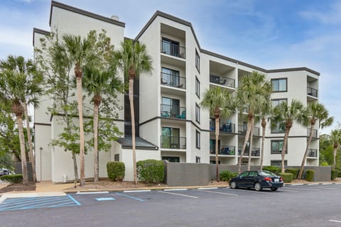 Steps to Sand! Retreat w/ 2 Pools in Hilton Head Apartment in South Forest Beach