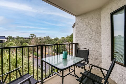 Steps to Sand! Retreat w/ 2 Pools in Hilton Head Apartment in South Forest Beach