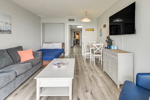 Heated Pools & Sunrise View: Baywatch Resort Condo Apartment in Atlantic Beach