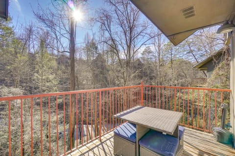 Deck + Views! Gatlinburg Lodge in Crafts District! Apartment in Gatlinburg