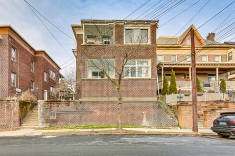 4 Mi to Market Square: Bright Apt w/ Balconies Apartment in Pittsburgh