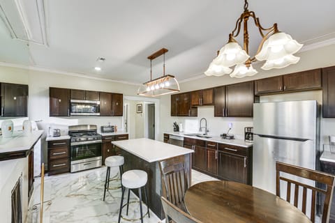 4 Mi to Market Square: Bright Apt w/ Balconies Apartment in Pittsburgh