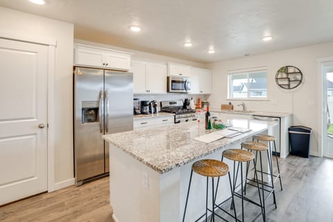 Hot Tub, Patio & Yard! Modern Nampa Home House in Nampa