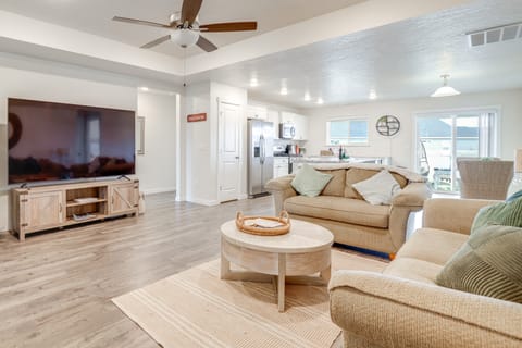 Hot Tub, Patio & Yard! Modern Nampa Home House in Nampa