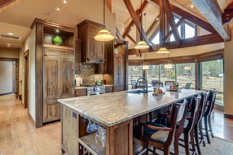 Hot Tub & Dock: Deschutes River All-Season Retreat House in Three Rivers