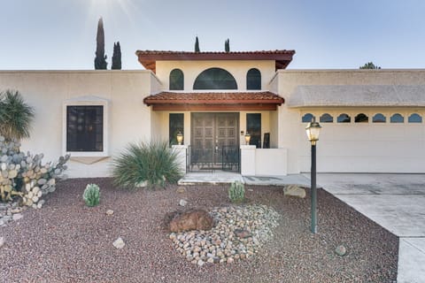 7 Mi to Sabino Canyon: Poolside Oasis w/ Mtn Views House in Tucson