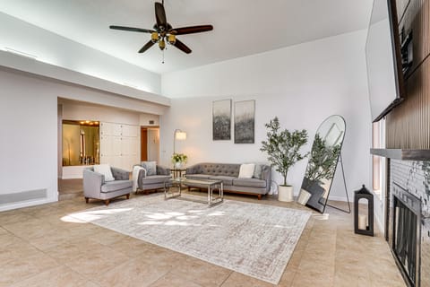 7 Mi to Sabino Canyon: Poolside Oasis w/ Mtn Views House in Tucson