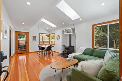 Redwood Oasis - Luxe Santa Cruz Cabin w/ Hot Tub House in Ben Lomond