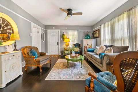 2BR Charming Cottage Mins From Oaklawn Race Track House in Hot Springs