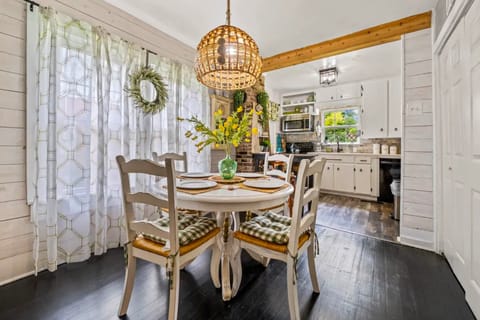 2BR Charming Cottage Mins From Oaklawn Race Track House in Hot Springs