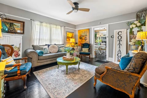 2BR Charming Cottage Mins From Oaklawn Race Track House in Hot Springs