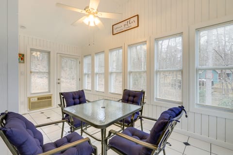 4 Mi to Charming Dtwn Fayetteville! Bright Home House in Georgia