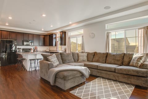 Home Gym & Fenced Backyard: Aurora Family Home! House in Aurora