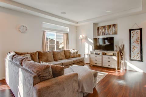 Home Gym & Fenced Backyard: Aurora Family Home! House in Aurora