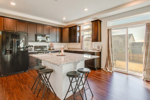 Home Gym & Fenced Backyard: Aurora Family Home! House in Aurora