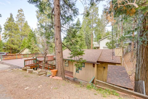 1 Mi to Lake Gregory! Updated Family Home w/ Deck House in Crestline