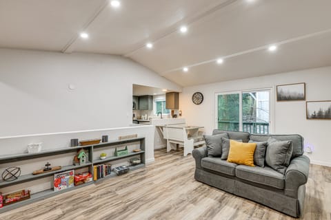 1 Mi to Lake Gregory! Updated Family Home w/ Deck House in Crestline