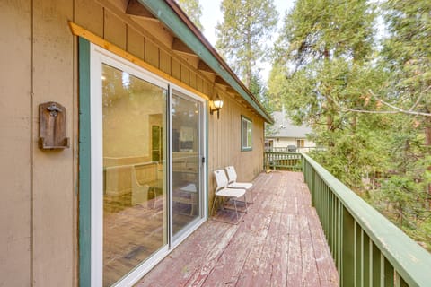 1 Mi to Lake Gregory! Updated Family Home w/ Deck House in Crestline
