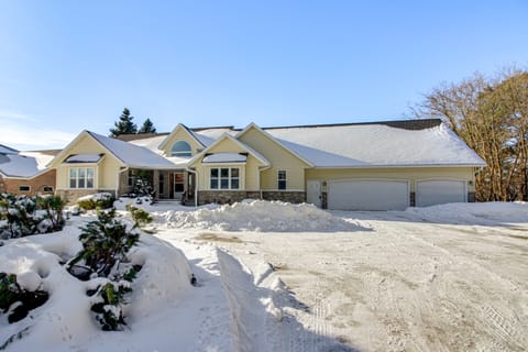 Waterfront Alexandria Gem: Family & Group Friendly House in Minnesota