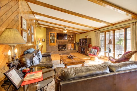 3 Mi to Ruby Falls: 'The Downer House' w/ Yard House in Chattanooga