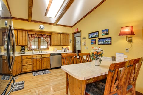 3 Mi to Ruby Falls: 'The Downer House' w/ Yard House in Chattanooga