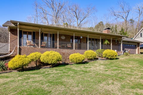 3 Mi to Ruby Falls: 'The Downer House' w/ Yard House in Chattanooga