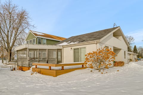 Porch + Views: Waterfront Home on Houghton Lake! House in Michigan