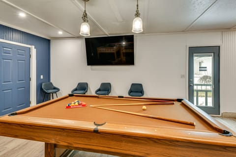 Porch + Views: Waterfront Home on Houghton Lake! House in Michigan