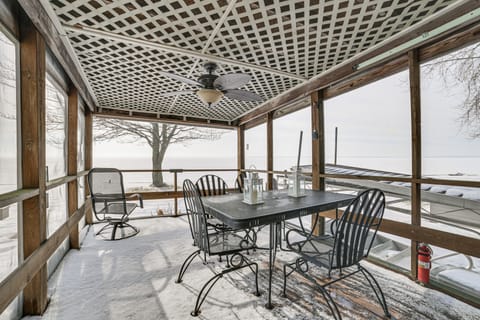 Porch + Views: Waterfront Home on Houghton Lake! House in Michigan