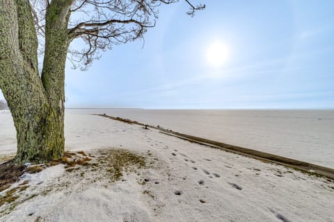 Porch + Views: Waterfront Home on Houghton Lake! House in Michigan