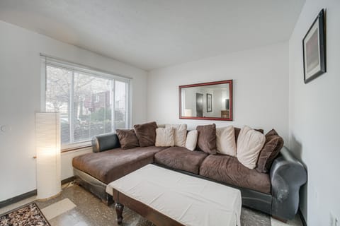 Red Line to Downtown! Inviting Home in Cleveland Apartment in East Cleveland