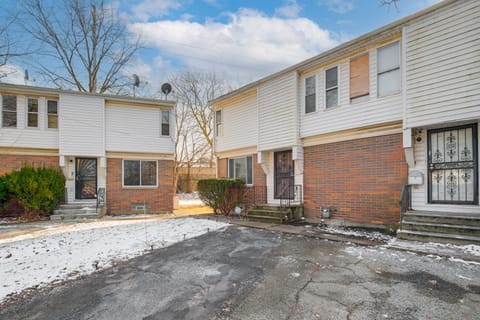 Red Line to Downtown! Inviting Home in Cleveland Apartment in East Cleveland