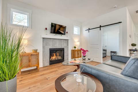 1 Mi to Dtwn & Georgia Tech: Modern ATL Gem! House in Atlanta