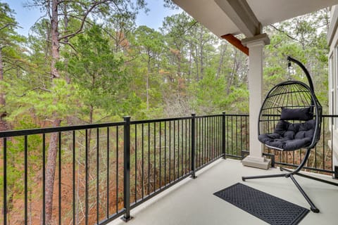Treehouse Escape in Tahitian Village House in Bastrop