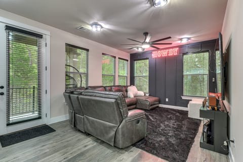 Treehouse Escape in Tahitian Village House in Bastrop