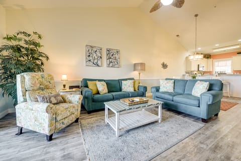 2 Mi to Sea! Myrtle Beach Golf Getaway w/ 4 Pools Apartment in Myrtle Beach