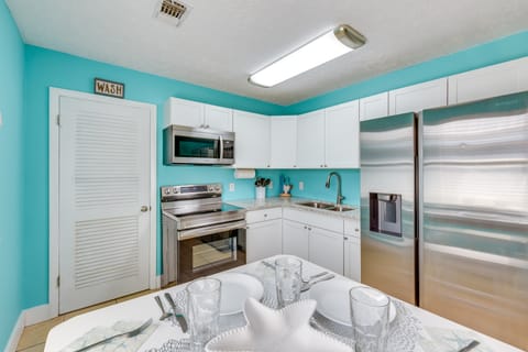 Steps to Sand! PCB Family Haven w/ Furnished Patio Apartment in Lower Grand Lagoon