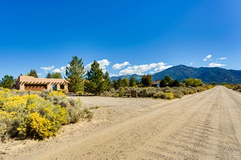14 Mi to Taos Ski Valley 'Casa Tranquila' w/ Views House in New Mexico