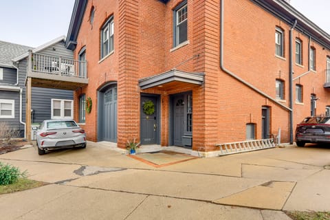 Long-Term Stay in Milwaukee! Pet-Friendly Condo Apartment in Milwaukee