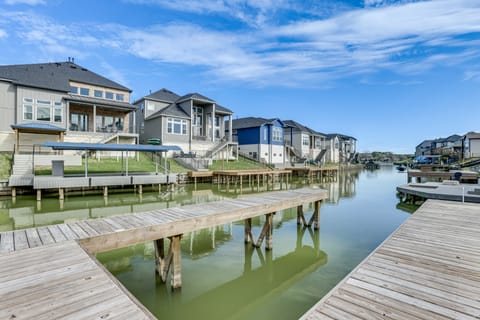 Lake Conroe Oasis: Chef's Kitchen & Boat Dock House in Lake Conroe