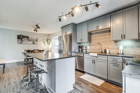 Country Setting w/ Modern Feel! Group Stay in Waco House in Kentucky