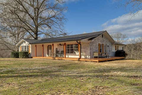 Country Setting w/ Modern Feel! Group Stay in Waco House in Kentucky