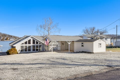 Private Hot Tub, Fire Pit! Lakefront Ozarks Escape House in Lake of the Ozarks