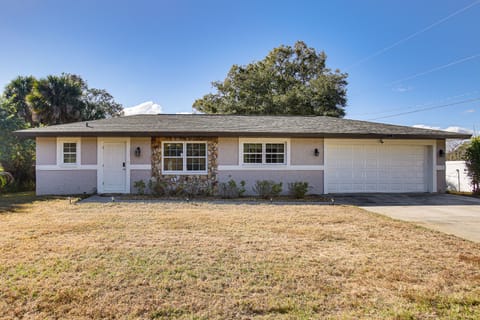 Stay & 'Sea' Port Charlotte: Family Home w/ Yard House in Port Charlotte