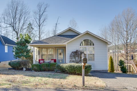 2 Mi to Pickwick Landing State Park: Home w/ Yard House in Pickwick Lake