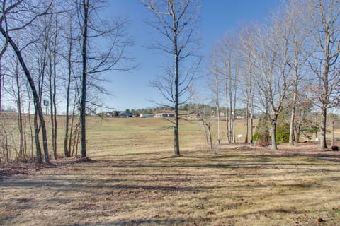 2 Mi to Pickwick Landing State Park: Home w/ Yard House in Pickwick Lake